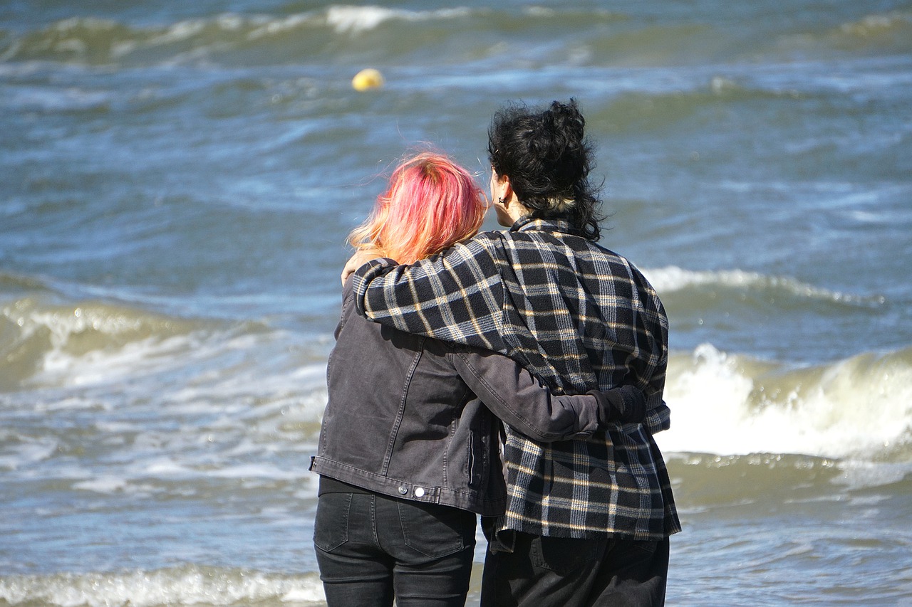 Dwie obejmujące się kobiety patrząc na morze