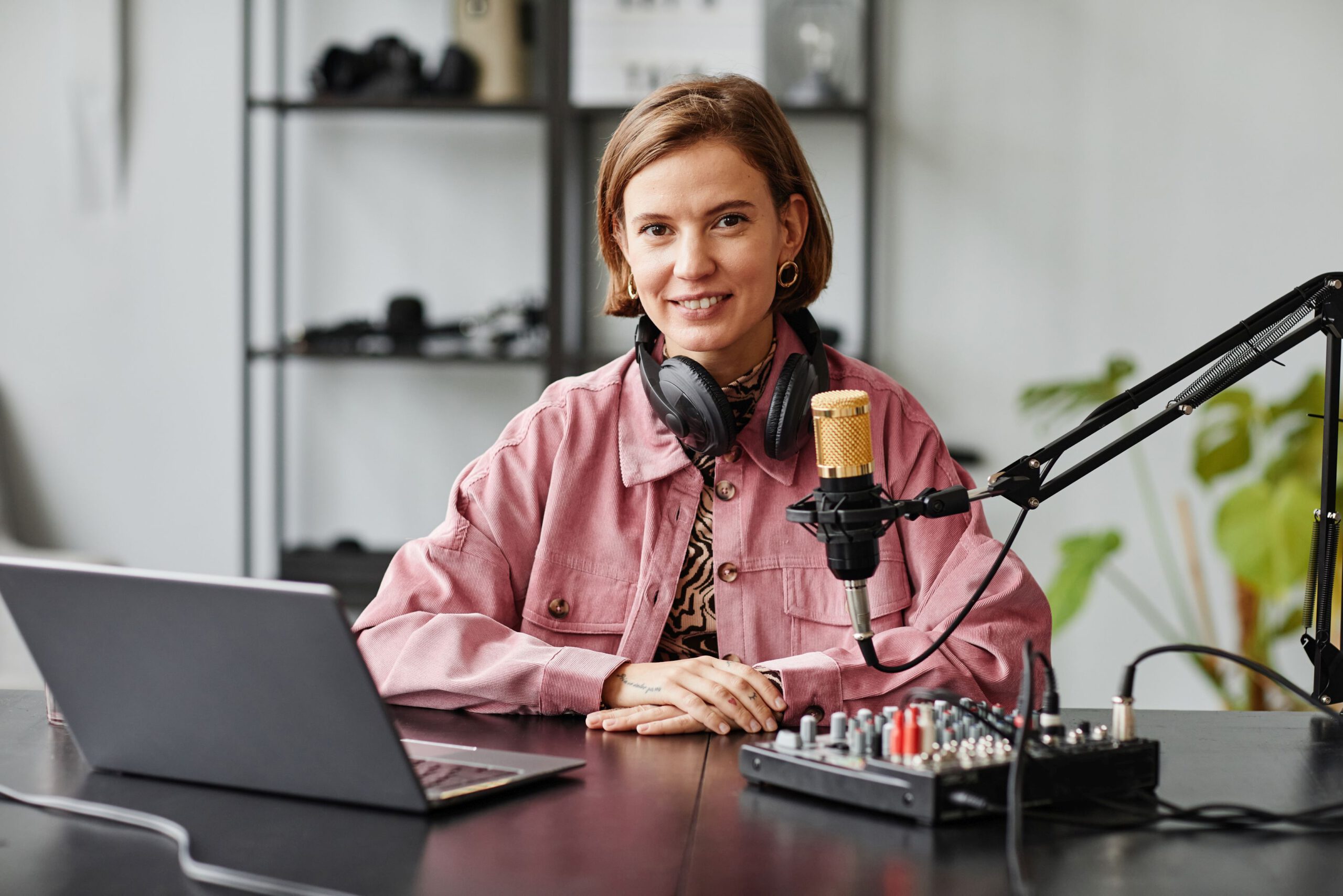 Kobieta nagrywa podcast